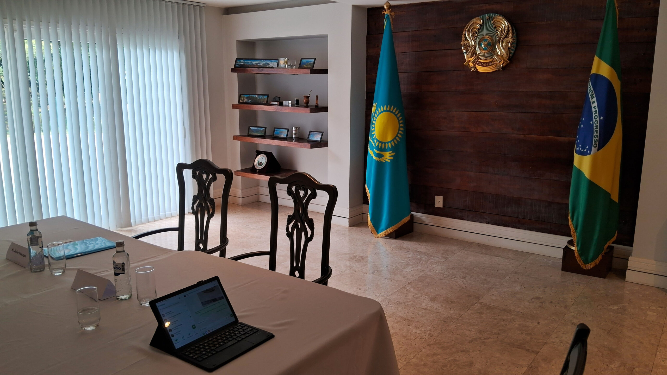 Meeting room of the Embassy of Kazakhstan in Brasília, with the official symbols of Kazakhstan and Brazil.